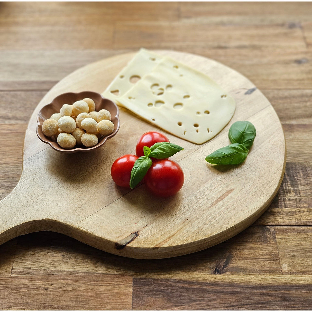 Serviertablett rund mit Griff Mangoholz 30 cm Dekotablett Schneidebrett