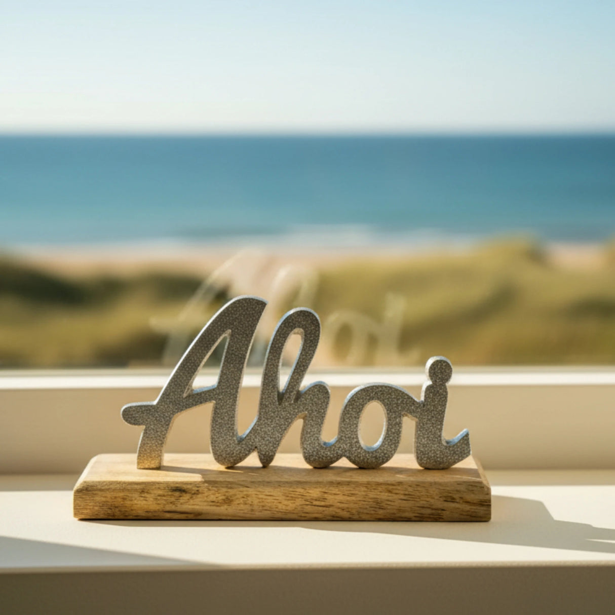Schriftzug ahoi auf dem Fensterbrett Fensterbank
