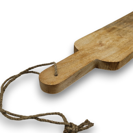 Holzbrett mit Kordel zum Aufhängen