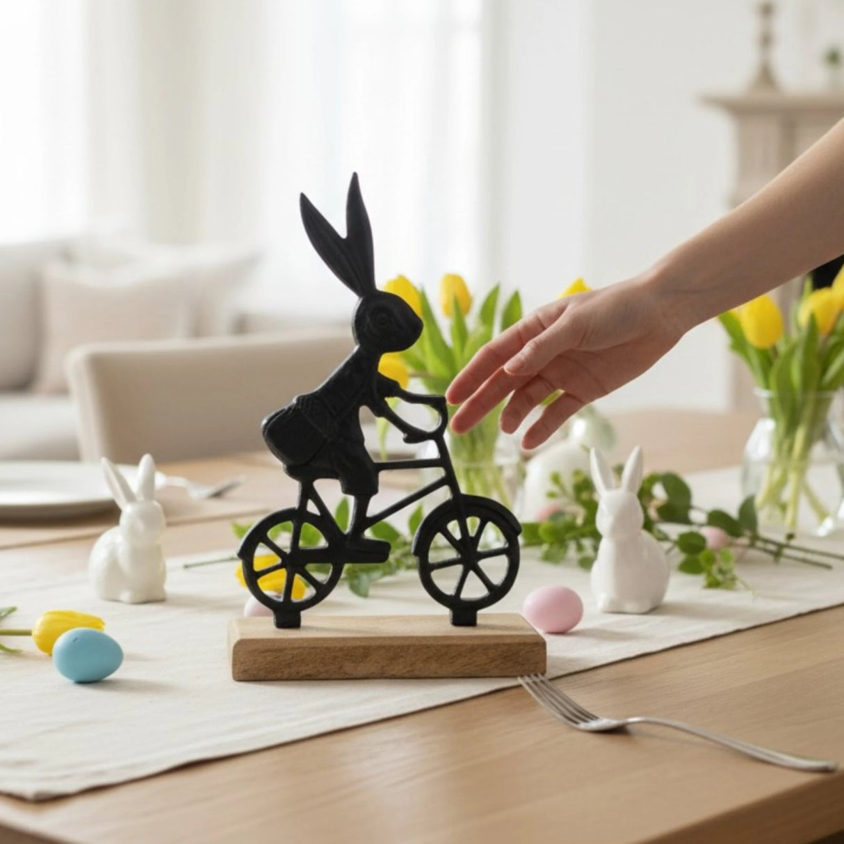 Osterhase schwarz mit Mangoholz Osterdekoration Hase Metallhase auf Fahrrad Riffelmacher