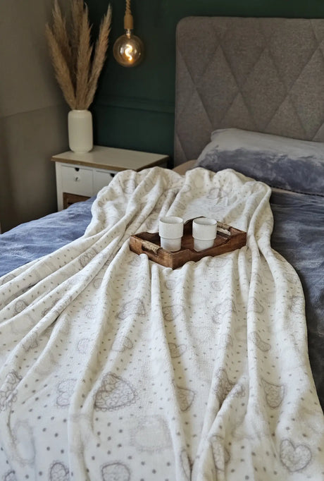 Kuscheldecke Decke Tagesdecke Herz 150x200 cm Creme Grau Beige Rot Wohndecke - Wohndecke