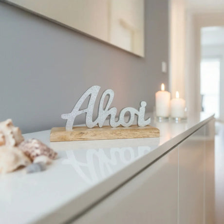 Dekoschild auf Schrank mit Kerzen Ahoi